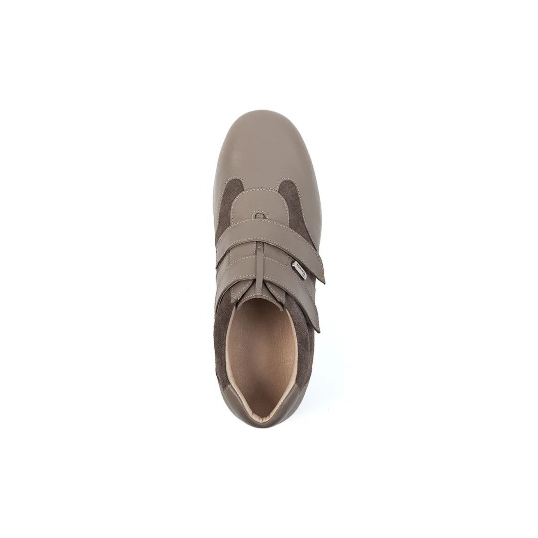 Women’s orthopedic trainers with dual Velcro straps for secure fit and daily comfort – Luna model.
